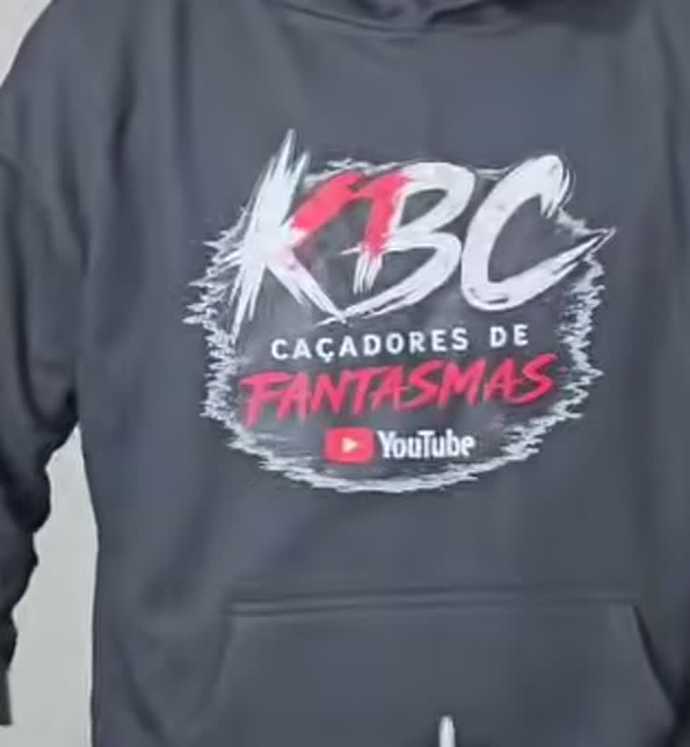 Frente do moletom preto da KBC, com o logo em branco e vermelho no peito
